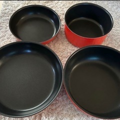 THERMOS製の赤いノンスティック片手鍋セットの画像