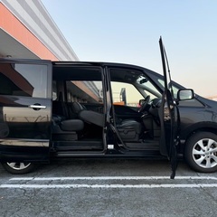 8人乗り☆ガソリン代 節約☆S-HYBRID入りました‼️24年式☆月々1.2万円〜分割払い可❗️車検2年付き！大人気☆ニッサン セレナ☆フリップダウンモニター付き☆Bluetooth対応SDナビ☆走行中DVD見れます☆ETC☆バックカメラ☆ドラレコ付きのフル装備☆電動スライドドア☆ウィンカーミラー☆フル装備☆純正アルミ☆事故修復歴無し☆車内広々三列シート‼️の画像