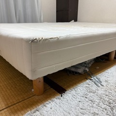 クイーンサイズのベッドの画像