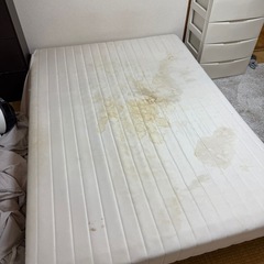 クイーンサイズのベッドの画像