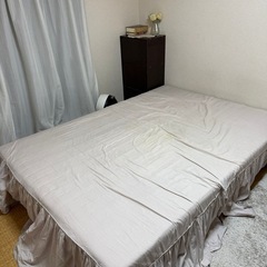 クイーンサイズのベッド