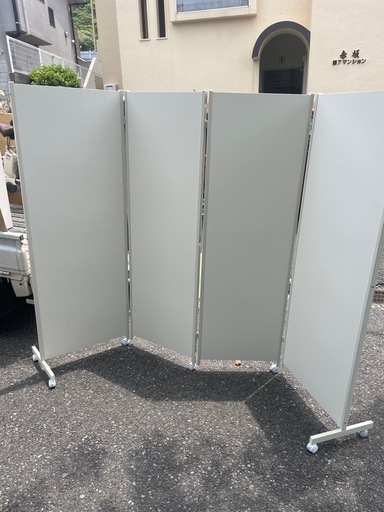 配送可能　保証付き パーテーション オフィスコム スレディ4連 折りたたみ 衝立 間仕切り 可動式 キャスター付き