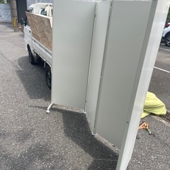 配送可能　保証付き パーテーション オフィスコム スレディ4連 折りたたみ 衝立 間仕切り 可動式 キャスター付き の画像