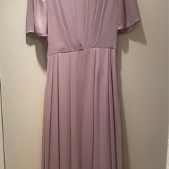 ピンクグレージュ色ドレス