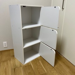 【ニトリ】  カラーボックス　3段扉付きの画像