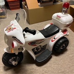 バイク　乗用玩具　乗り物　おもちゃ　白バイ　警察