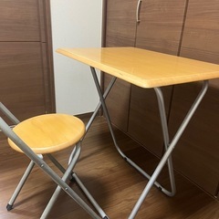 机と椅子セットの画像