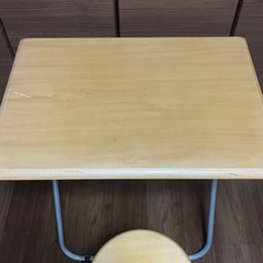 机と椅子セットの画像