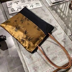ブラック＆ゴールドショルダーバッグ クロスボディバッグの画像