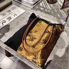 ブラック＆ゴールドショルダーバッグ クロスボディバッグの画像