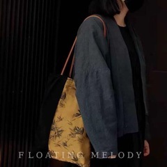 ブラック＆ゴールドショルダーバッグ クロスボディバッグの画像
