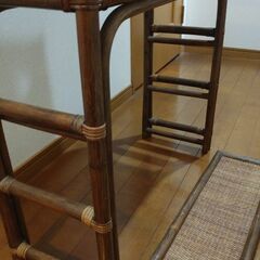 籐製の棚の画像