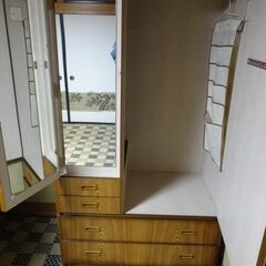 衣類の収納家具の画像
