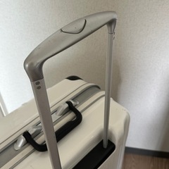 スーツケース　白の画像