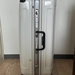 スーツケース　白の画像