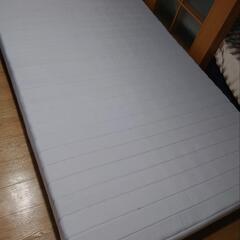 脚付きセミダブルベッドの画像