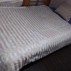 脚付きセミダブルベッド