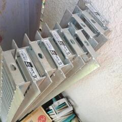 グレーチング10枚とU字溝16個の画像
