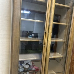 食器棚木製ブラウンキャビネット ガラス扉付き (尾崎 友梨佳) 東