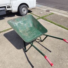 古ーい「一輪車(運搬用)」　頑丈な鉄製。タイヤ交換済み。