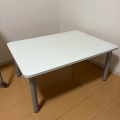 白い　四角い　テーブル　使用感あり