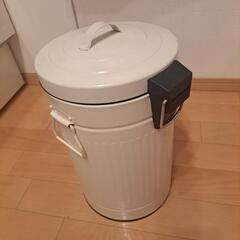 白いペール　ゴミ箱の画像