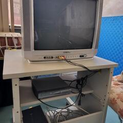 ブラウン管のテレビとDVDプレイヤー