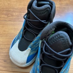 adidas YEEZY 13センチ靴の画像