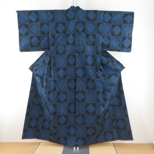 紬 着物 市松に菱型模様 黒色x紺色 袷 バチ衿 絹 仕立て上がり
