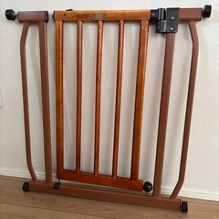 調整可能木製ベビーゲートの画像