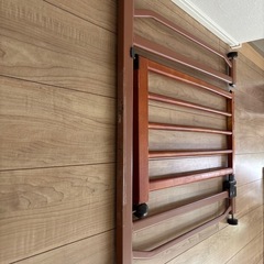 調整可能木製ベビーゲートの画像