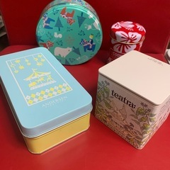 お菓子、お茶の空き缶4つ