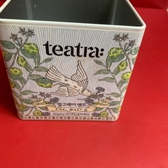 お菓子、お茶の空き缶4つの画像