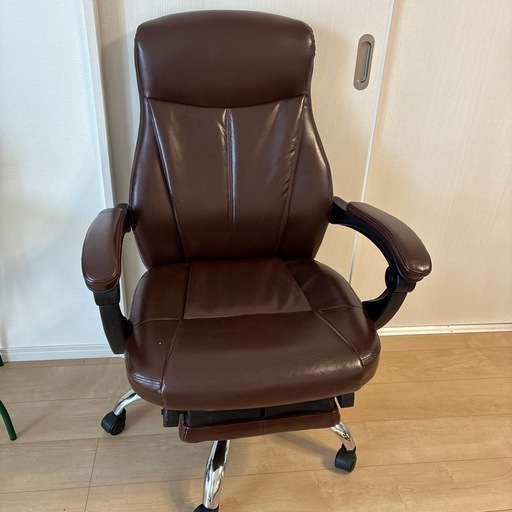 社長椅子　　　リクライニング足置き調整可能