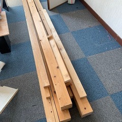 タイルカーペット　　木材　　テーブル等の画像