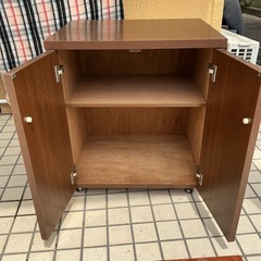 キャスター付き木製キャビネットの画像