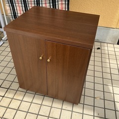 キャスター付き木製キャビネット