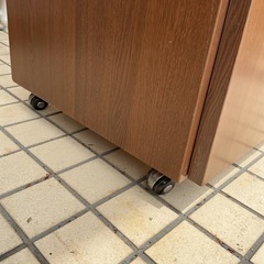 キャスター付き木製キャビネットの画像
