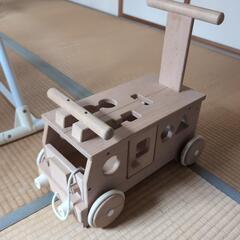 積み木と木の車