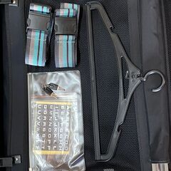 赤　キャリーケース　MLサイズ  ハードタイプ　スーツケース　鍵2本付きの画像