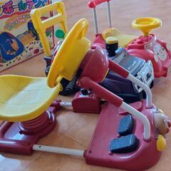 子供の乗り物の画像