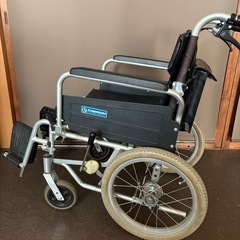 折りたたみ車椅子の画像
