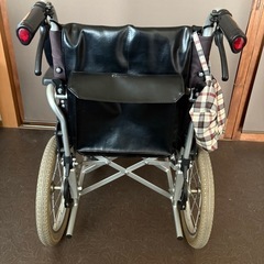 折りたたみ車椅子の画像