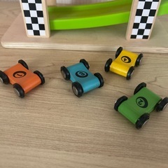 木の車のおもちゃの画像