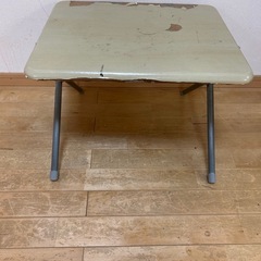 小さいテーブルの画像