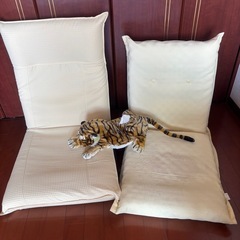 黄色の座椅子2台とトラのティッシュケース🐯
