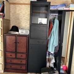 黒の縦長の棚
