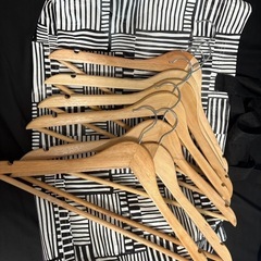 ニトリ木製ハンガー7本とIKEA でかい袋
