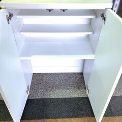 メーカー不明 ◆キャビネット◆ 白 プッシュオープン扉 巾木よけカット加工 の画像