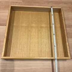 木の平らな箱 